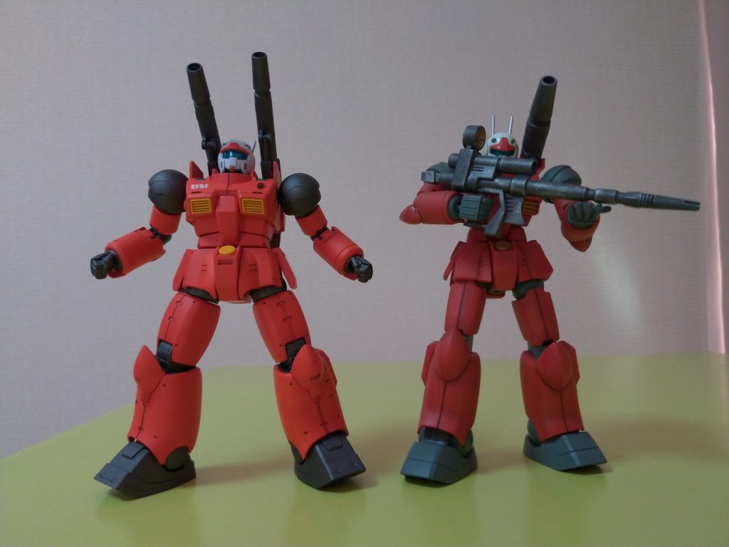 昔、作ったガンキャノンと並べてみました。前回は軽いウェザリングのみ。キャノンは片方、割れてしまいました(涙)昔のがスリムですね。