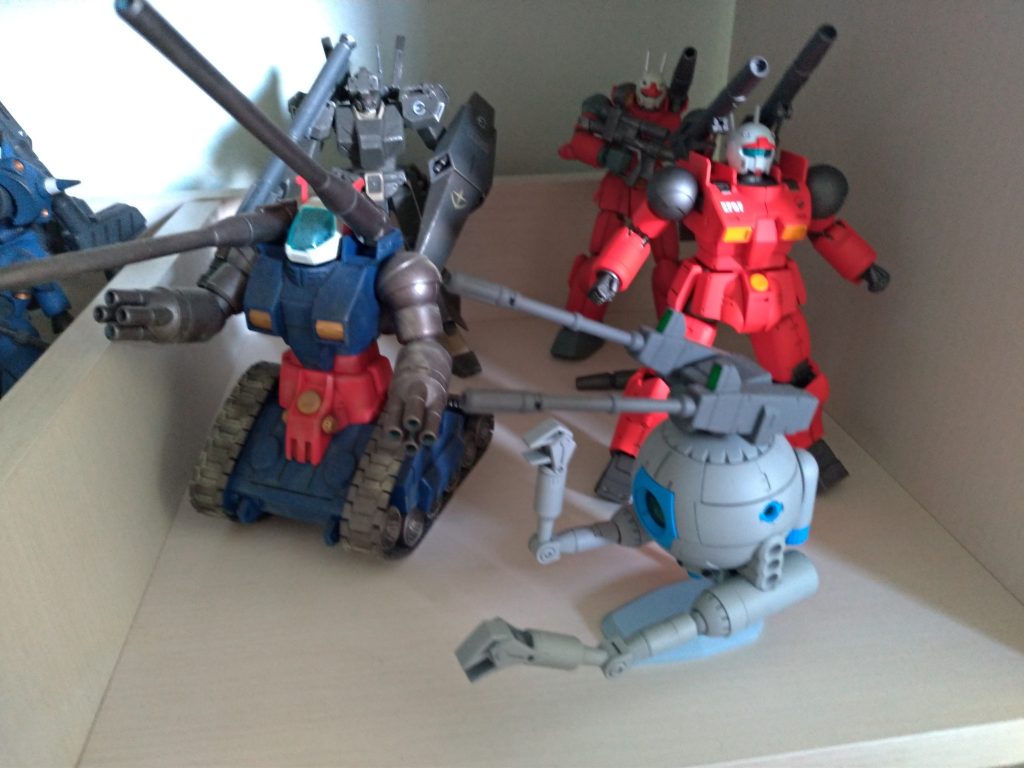 完成したのでガンタンクの横に飾りました。ガンダムは入りきらなかったのでボール君を押し込みましたw次回はガンダムZZを作成します!