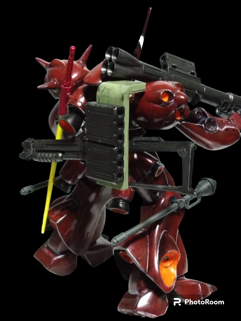 損傷した部下のザクからシールドを貰って予備のマガジンラックにしてます。