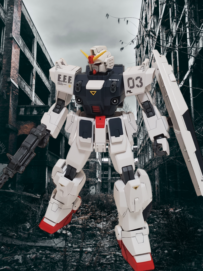 操作性も巻を重ねる毎に良くなって、最終巻「裁かれし者」では快適にプレイできました(ジムとBD3号機の性能差もあるかも?)。特にステージ4の研究施設での戦闘は高得点でクリアするためにコロニー内の施設を全て破壊していたのですが、「前進しながら頭は右を向き、首を上下に振りながらバルカン連射」みたいな操作をしていると、本当にMSを動かしているような気分になりました。