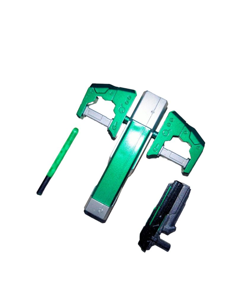 武器です。左から、ビームサーベル、ビームボウ、EXT−マグナムLB。