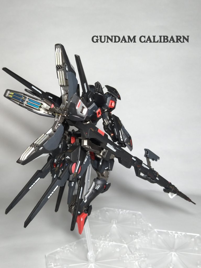 お尻の追加兵装は、AGE2アルテミスのパーツにエアリアルのエスカッシャンを刺しただけです💦基部はHGグレイズの股関節を利用しているので稼働します。HGグレイズの股関節は、こういった部分の基部にもってこいの構造の為、オススメです😁