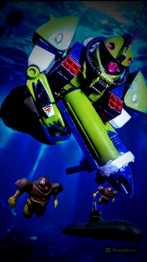 背景の潜水艦は ピットロード社の「蒼龍」デス😁※塗り分けの際は汚いのですが?当時の仕上がりを尊重するということでご了承願います😅ゴックも旧キットデス 初版を小学3年の時に組立たモノです。(人工ダイヤを追加した以外は当時のままデス😁)