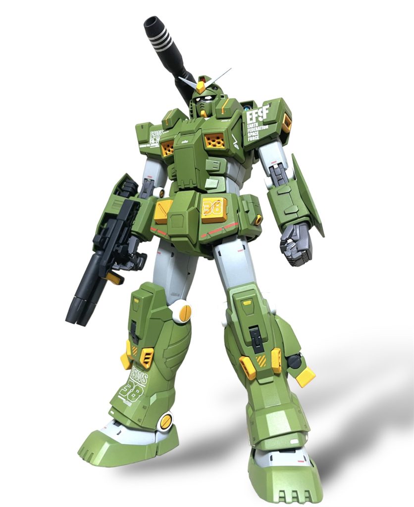 正面ショット。カラーリングは昔のカトキイラストで見た薄めのグリーン、オレンジ部分も黄色寄りに。デカールはGFF版をオマージュして配置。ただ38のナンバリングはデカくて塗り潰しだと下品な感じであまり好きじゃないので白抜きで控え目にしました。