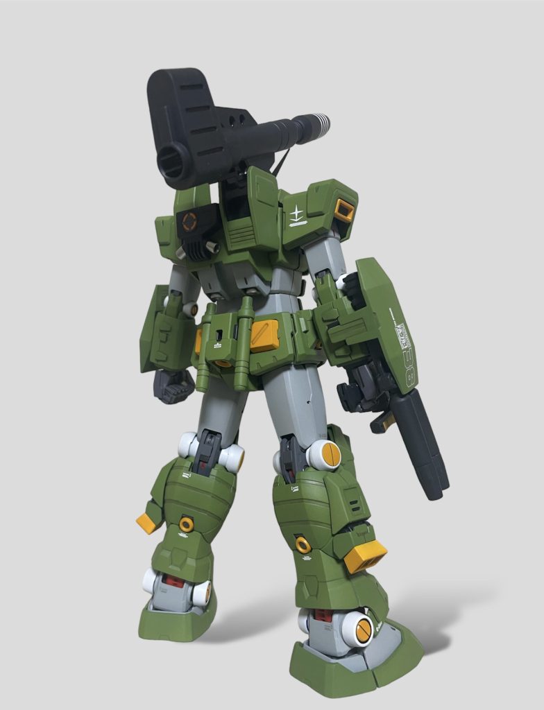 バックショット。カッコイイからいいんだけどビームサーベルのせいでバックパックのスラスター完全に死んでるよね。ガンダムとしては珍しく赤が使われてないw 私は足首のシリンダー受けをアクセントで赤にしてますが。