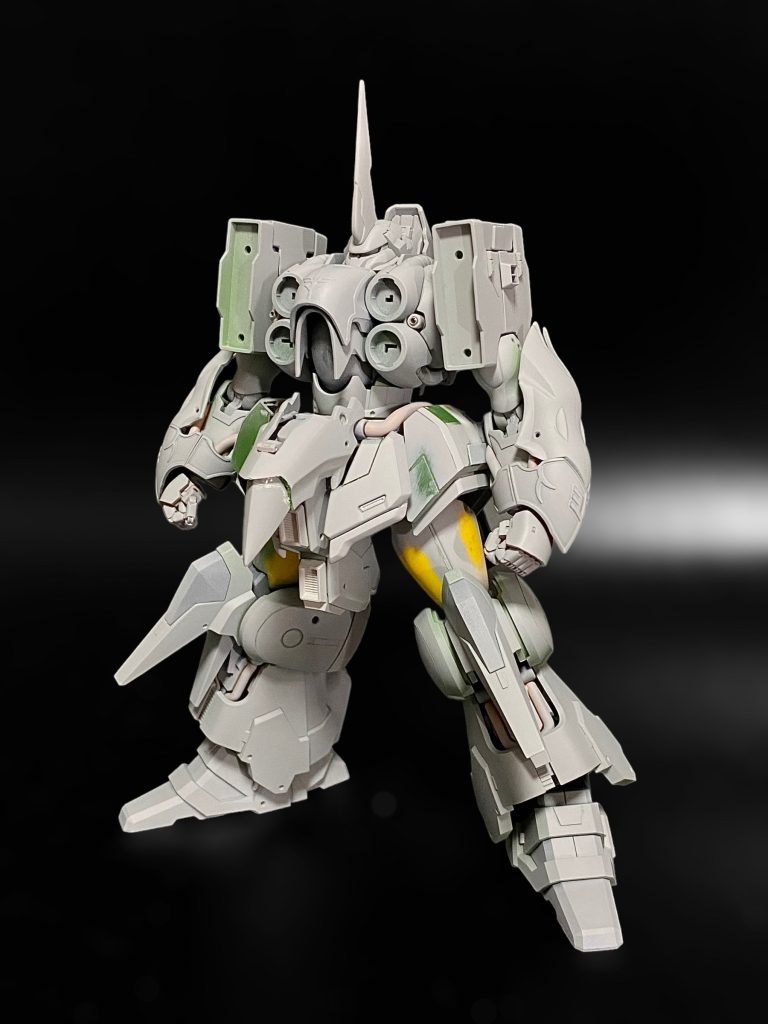 塗装前。バインダーもジオング腕もいらないんじゃね?………という誘惑にかられる。