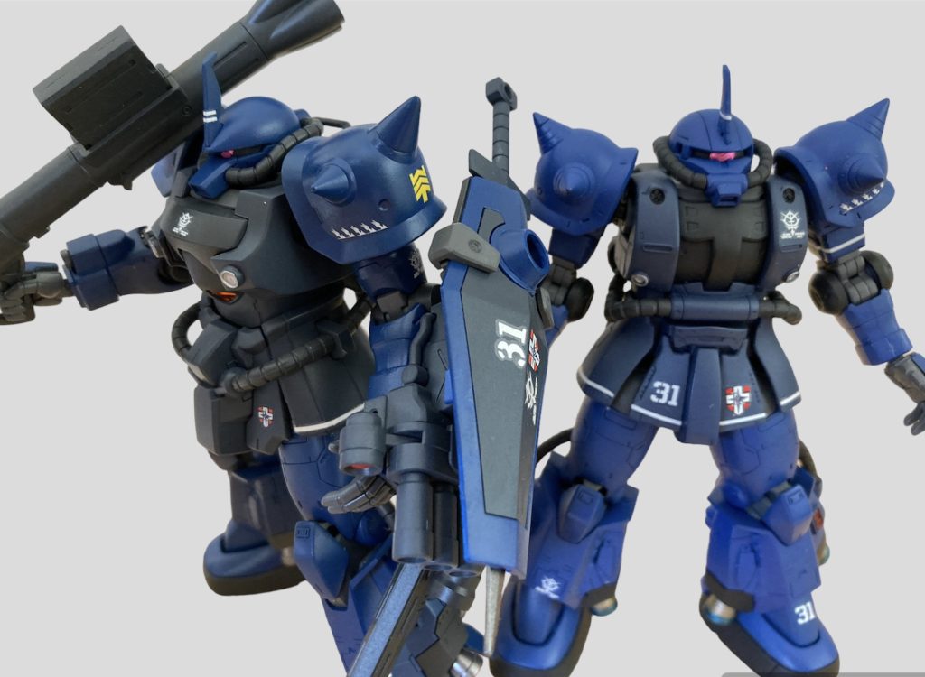 前回作った高機動型ザクⅡと。青さが少し違ってザクの方がやや白っぽいです。デカール位置なども似せています