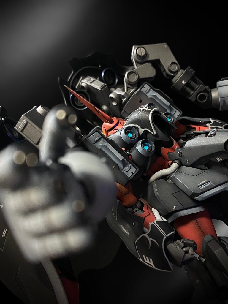 追加腕はまんまジオングです。太もも•スネは幅増し、胴で2ミリ延長。あとはいろいろメタルパーツをつけたりしてます。