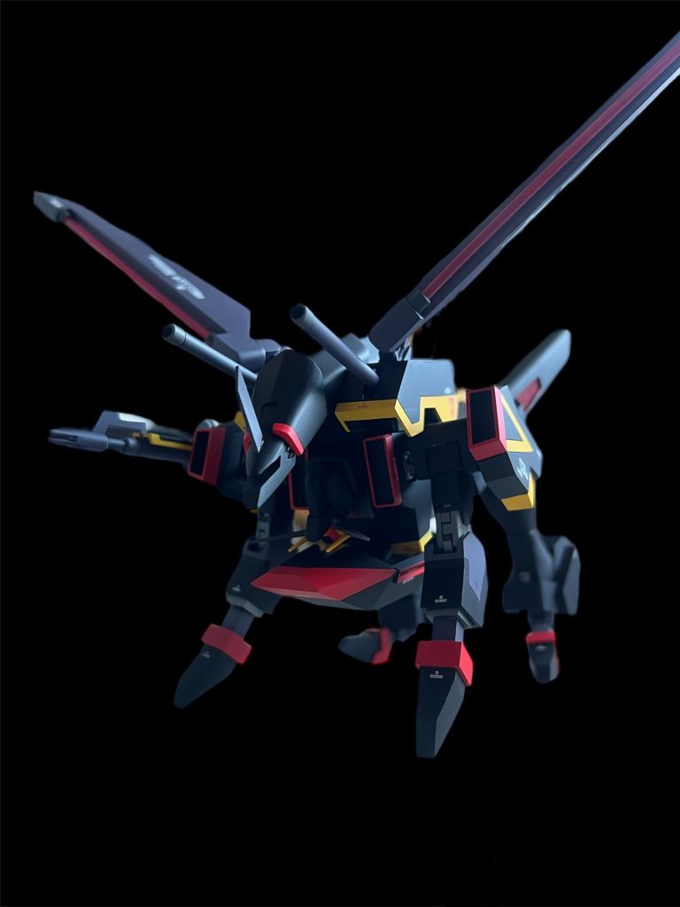 MA形態です。前脚については差し替えで再現しています。背部バインダーにはビームエフェクトを装着することが可能です。これでグフイグナイテッドとも両断できます。