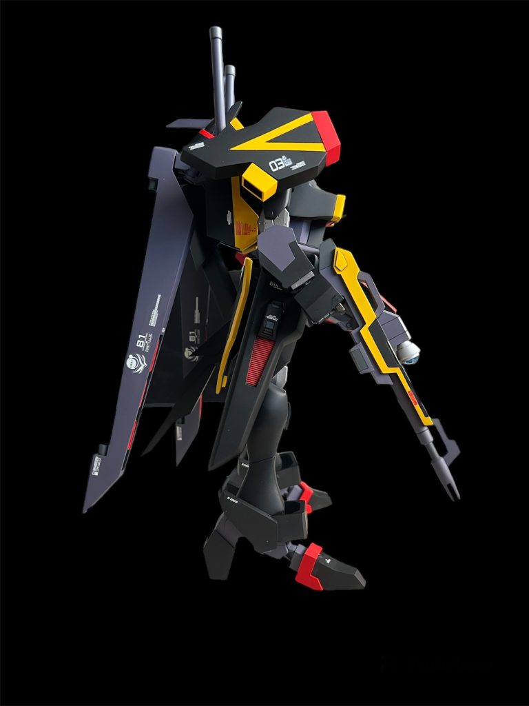 肩のガイアを象徴とするパーツについては、あまり大きくしすぎないように製作しました。ライフルは設定画を参考に製作しましたが気に入っています。変形時に肩パーツに装着するため、磁石を仕込んでいます。