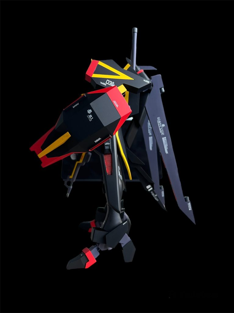 シールドはMA形態でも使用するため、形状にこだわって製作しました。変形時に胸部に装着するため、軸に磁石を仕込んでいます。