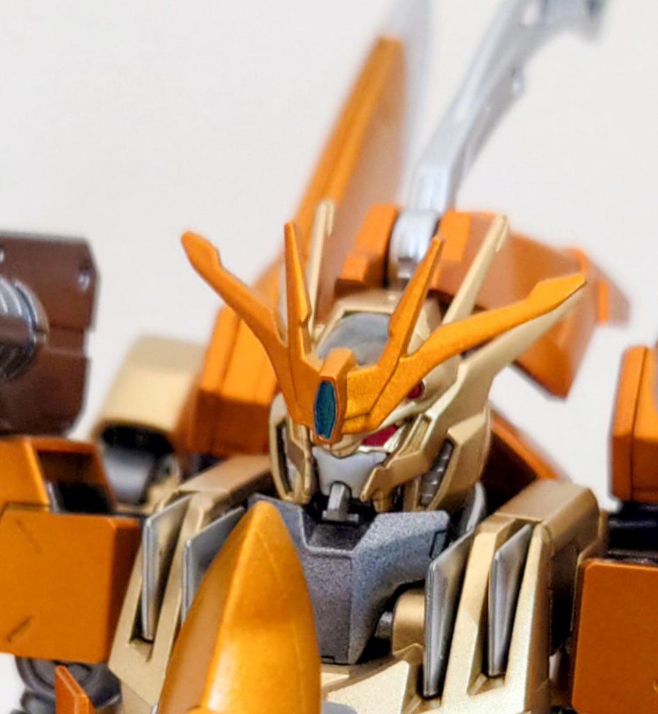 ヘッドパーツは、水星の魔女のガンダムファラクトを流用しております。ブレードアンテナを追加して、ライオンのたてがみをイメージしてみました。