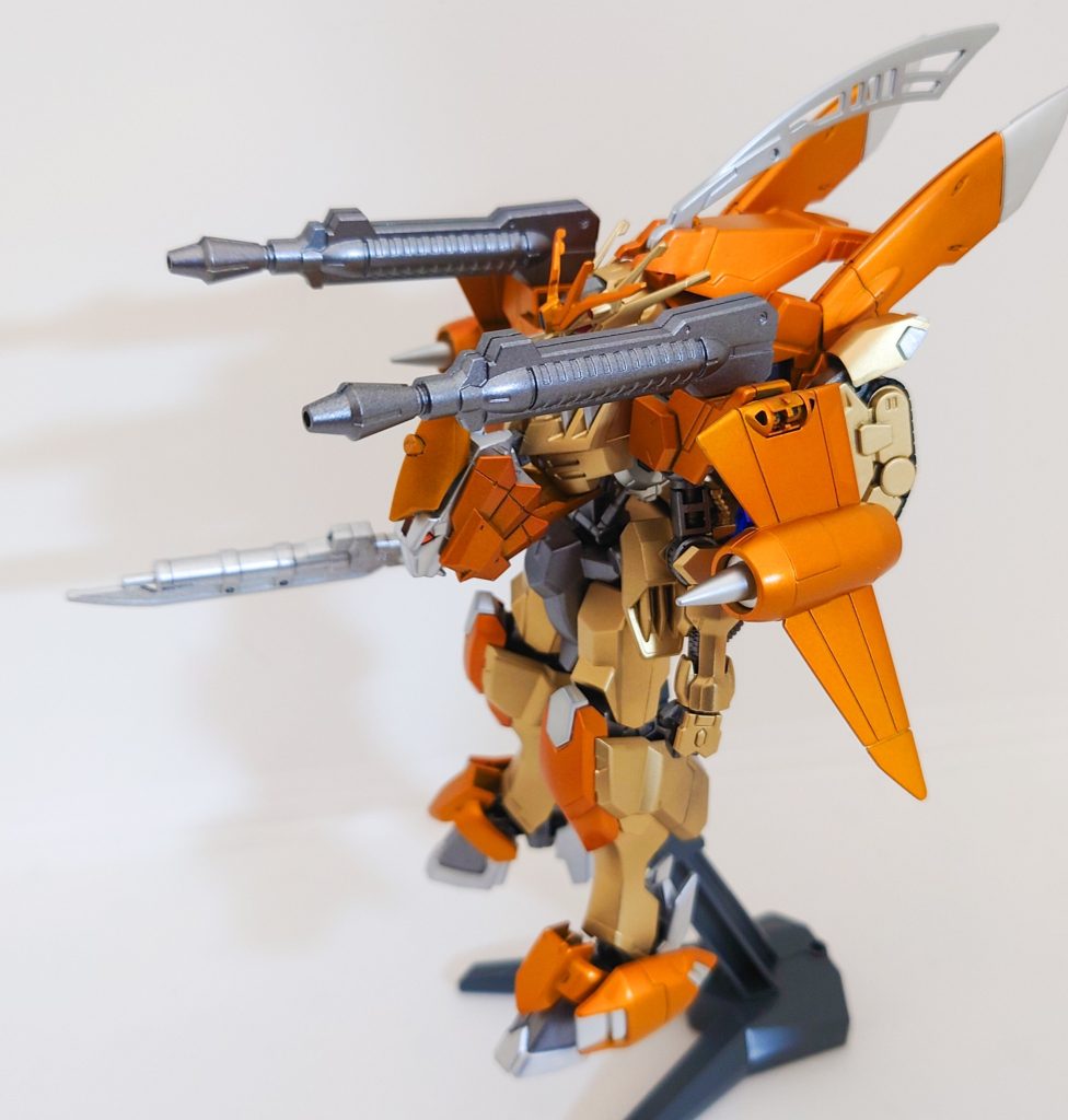 側面両肩のキャノン砲とウイングが特徴です。