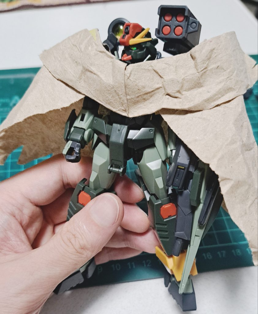 作り途中のマント。この時点だと紙感がしっかり残っていますね。