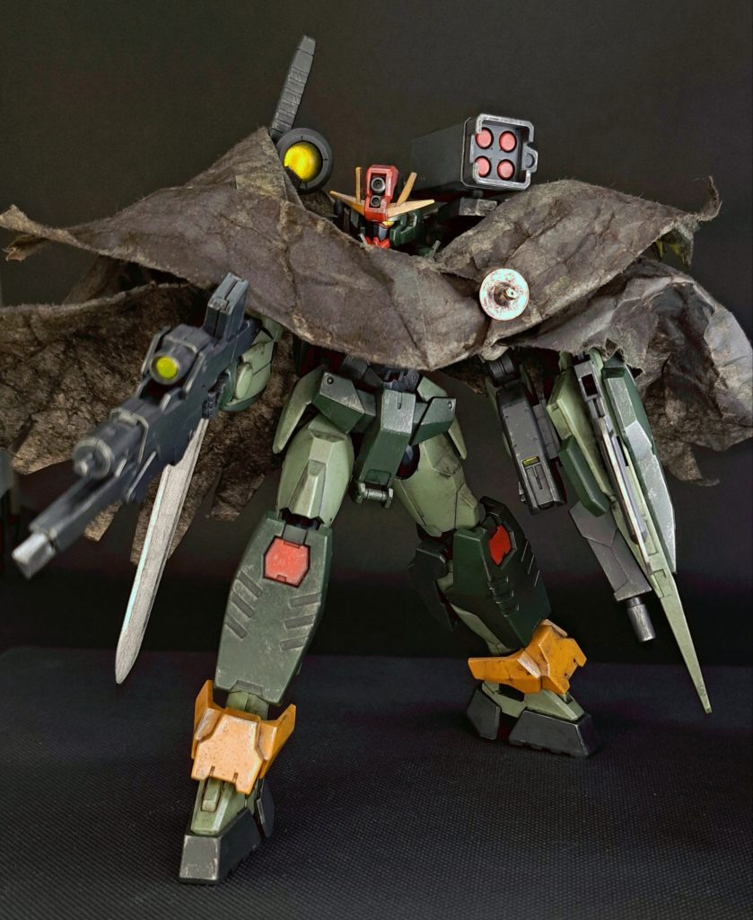 ガンプラにもいつかマントを着けたいと思っていたのですが、「そんなMSいないもんなー・・・」と思い実行できずにいました。変なところで原作を尊重する信仰が邪魔をします。でも、「BFのMSなら自由！」という解釈で乗り切りました(笑)結果、コマンドクアンタくんにマントが似合ったので良かったです。