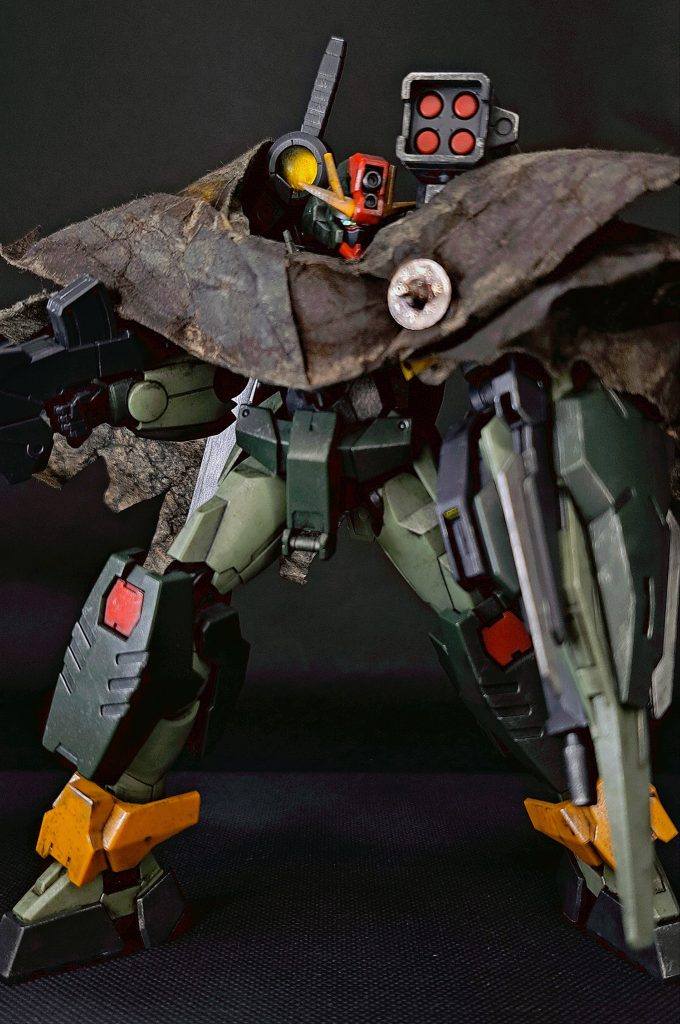 本体はちょいウェザリングで仕上げています。マントに関しても、元が紙とは思えない仕上がりになりました。色はウェザリングカラーをマルチブラック⇒グランドブラウン⇒マルチグレーの順に重ね塗り。ネオジム磁石をマント内に仕込んであるので、グルっと覆って止める形で着させています。ネオジム磁石が浮き出て目立ってしまった部分があったので、カシメを使って隠しています。金属性のため、磁石でくっつくので取付簡単でした。