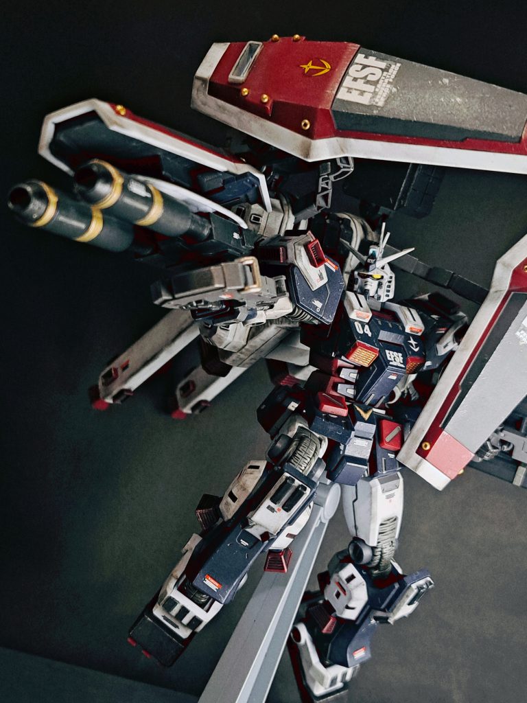 作品としてのサンダーボルトに最初に触れたのはアニメ版。硬派な世界観がバッチリ刺さりました。そして衝撃的だったのがフルアーマーガンダムガンダムの強さ。ヒロイックなイメージのガンダムが、ジオン側から見ると「白い悪魔」に見えるというのはいくつかのガンダム作品で描かれていますが、個人的にはサンダーボルトがピカイチだと思っています。おそらく、サンダーボルトに登場するMSの武装モリモリ感が、ガンダムへ更に迫力を与えているのでしょうね。