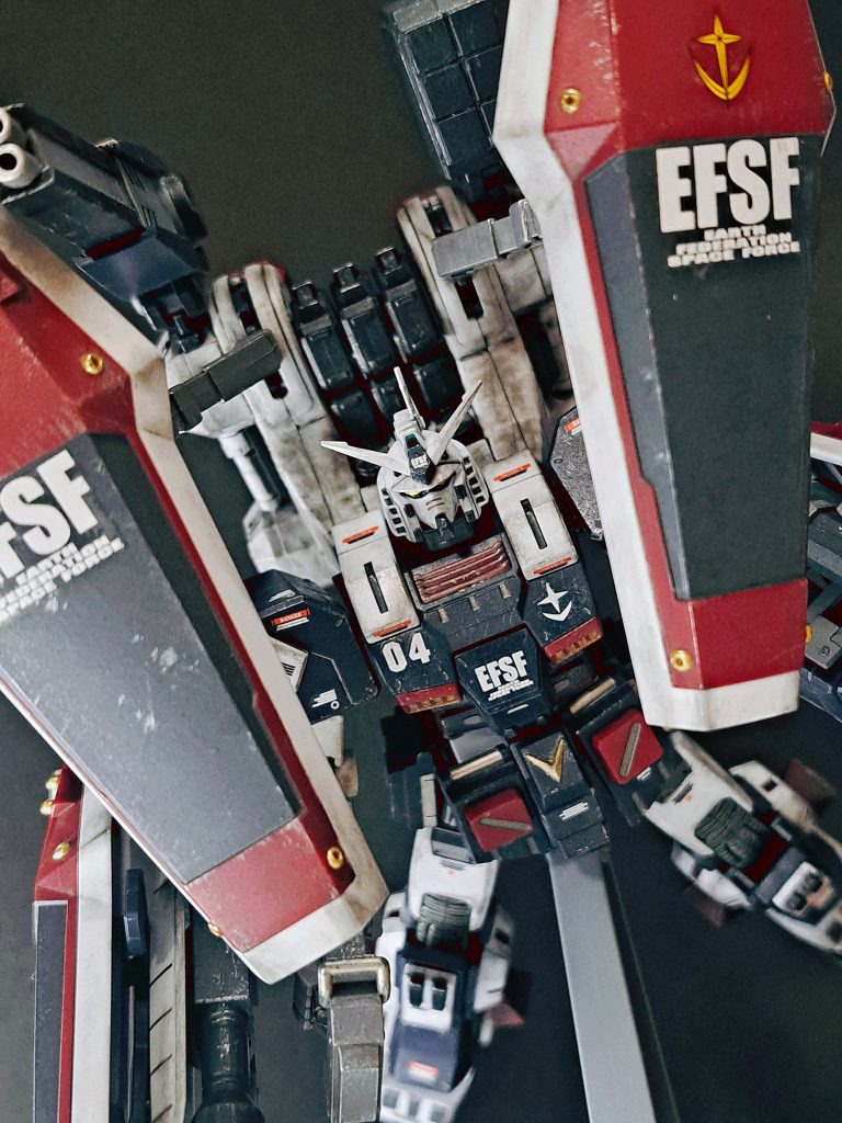 武器庫のようなガンダムが、物凄い機動力で飛んでくる描写も圧巻ですよね。それを意識した一枚です。しかもシールドを4枚も装備していて、自分がジオン兵なら絶対に戦場でガンダムとは出会いたくない!と鑑賞中に感じました。作劇上ヒール的な役回りながら、ガンダムはやはりカッコイイと感じられるのも、サンダーボルトの好きなところです。