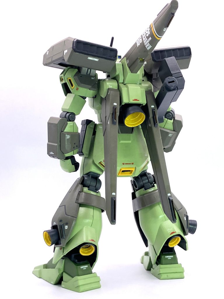 バズーカの後ろのパーツは行方不明。他の武装も無いので、以降は他の機体から拝借して撮影しています。