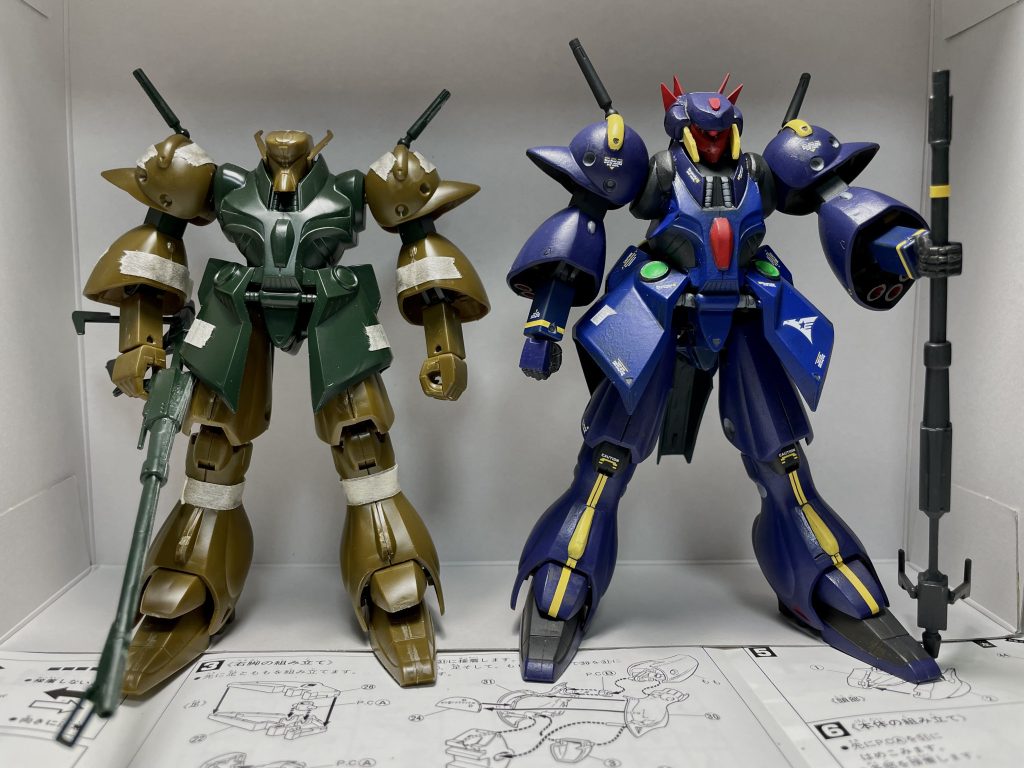 ベースとした旧キット ガブスレイと、ムニンとの比較です（左の個体がその後フギンになりました）。胴は短くてガッチリ、脚は短く前を向いた、旧キットらしいスタイル。肩回りをカットして、左右入れ替えてから貼り付け。上半身をスリム化してます。腰アーマーはぐっと広げた状態に。脚の付け根をハの字に開くように加工して、1cmプラ棒をかませることにより、取り付け位置を下げ、結果として胴を延長してます。ヘッドはキットのものを少しだけ削って、プラ板やパテでそれっぽく仕上げてます。ハンドは他のキットの小さ目のものを流用。こちらはおそらくハンブラビ用。