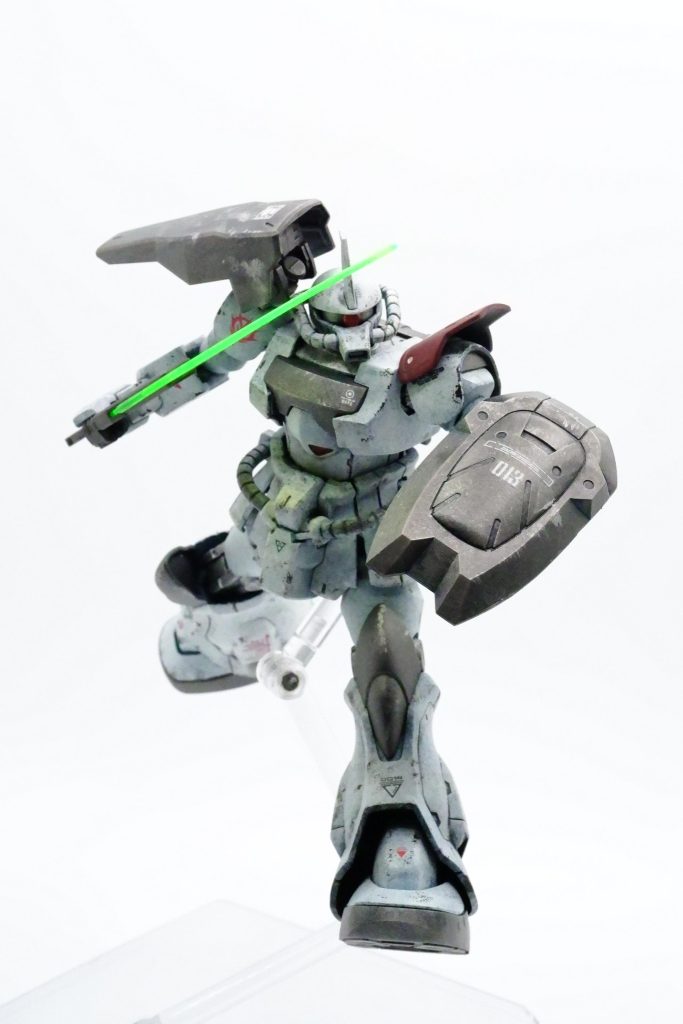 デラーズ・フリートの蜂起には乗り遅れ、グリプス戦役時にはシカトされ、シャアの反乱時もほぼ関係なく、トリントン基地襲撃も連絡が来なかったため不参加……一年戦争から数十年、何とか生き延びてはきたものの、何のために戦っているのかわからなくなってきた時、食べ物を恵んでくれた少年のいる村が連邦のはぐれ部隊に襲撃されたため、一宿一飯の恩義とこれを迎撃。最後は連邦軍の機体と相討ちになる形で大破した。パイロットの消息は、不明である。みたいなお話が思い起こされますね。