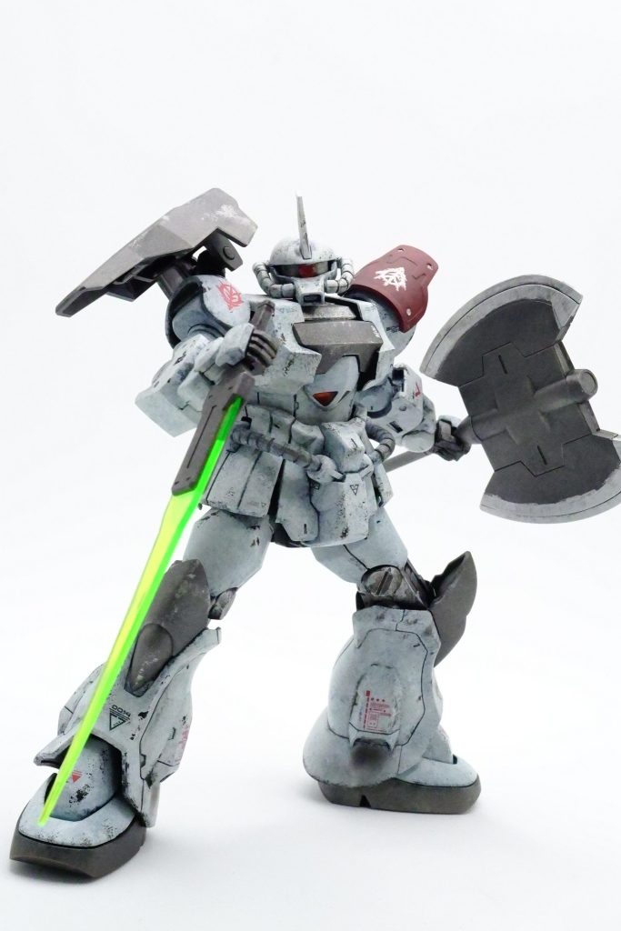 さらに出所不明のビームサーベル。シールドの裏に格納できるので便利ですね。