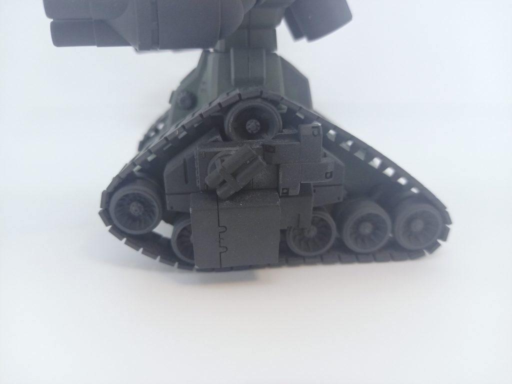 追加した武装はザクの脚部ミサイルポッド、ロトの腕部ミサイル、スモークディスチャージャーをキャタピラーあたりに追加