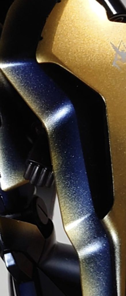 光が当たったシールドのアップですキレイな青になっていい感じです。