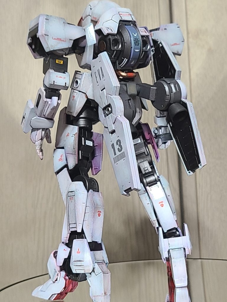 羽根は、当初はビルド系の翼パーツにしようかと目論んでいたんですが、グレイズでメカっぽくしたのに、そこだけ生っぽくなってしまって統一感に欠けてしまうような気がしたので使うのはやめて、付属のバインダーをそのまま使うことにしました。いつか飛行形態も再現してみたいですね。