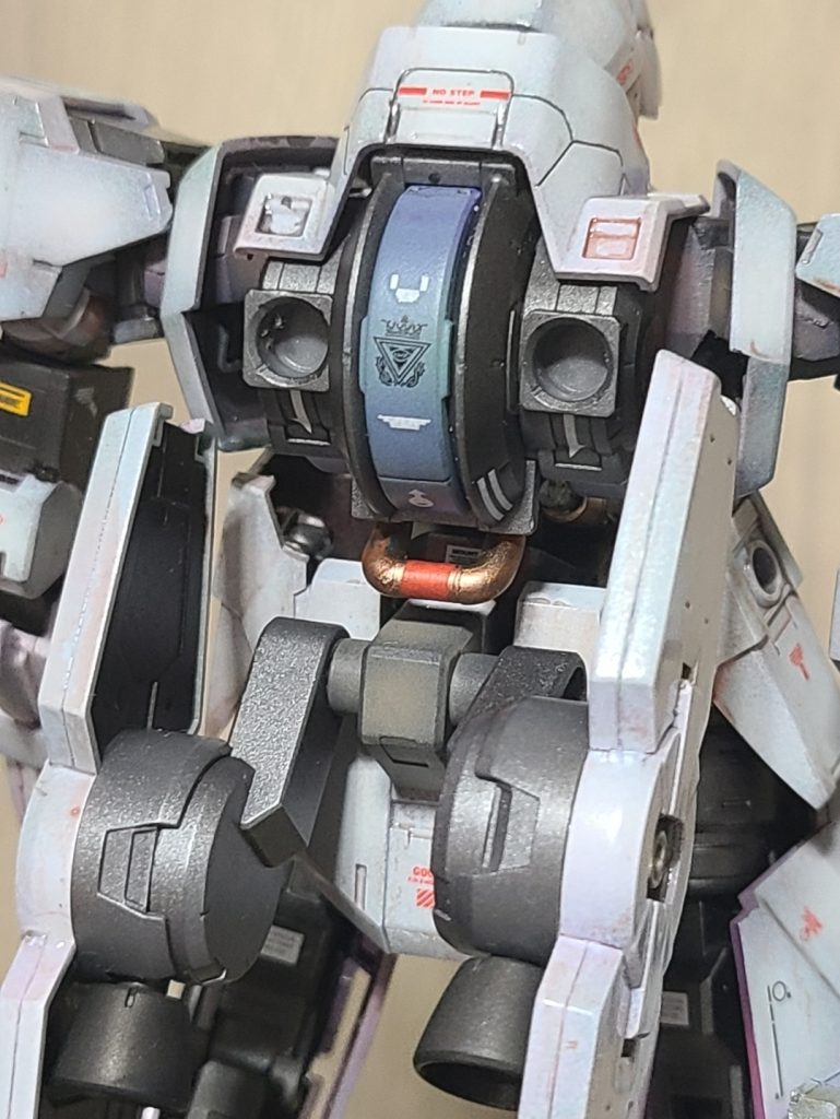 背中のアップ。紋章系のデカールも貼って、ゼーレっぽい雰囲気も。ゼーレの紋章デカールがあれば最高でしたね。でも、あくまでも「見立て改造」なので、それっぽければOKかな?