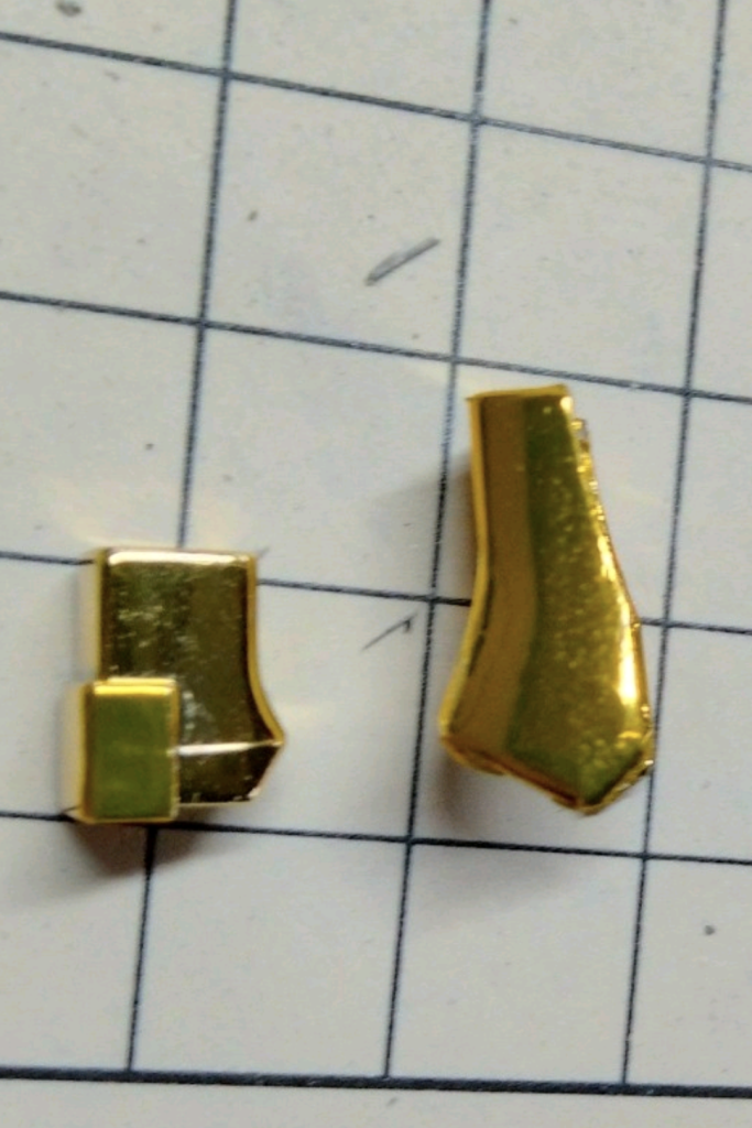 腕のゲート跡はハセガワのゴールドミラーフィニッシュを貼付けています。ピッタリと張り付くので、エッジ箇所等で境目を作ると、全然わかりません。