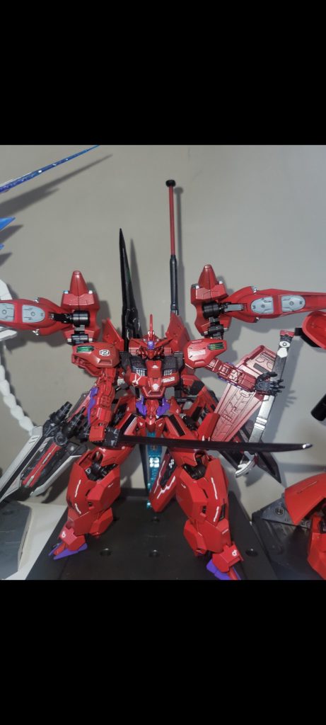 武装てんこ盛り。でかいは正義!ビットも保有。 近距離は大型小型の武器を使用中距離はビットで隙を作り接近 遠距離は大型ライフルで応戦戦場において、どこからも対応できるがパイロットの技量を試される機体だ。