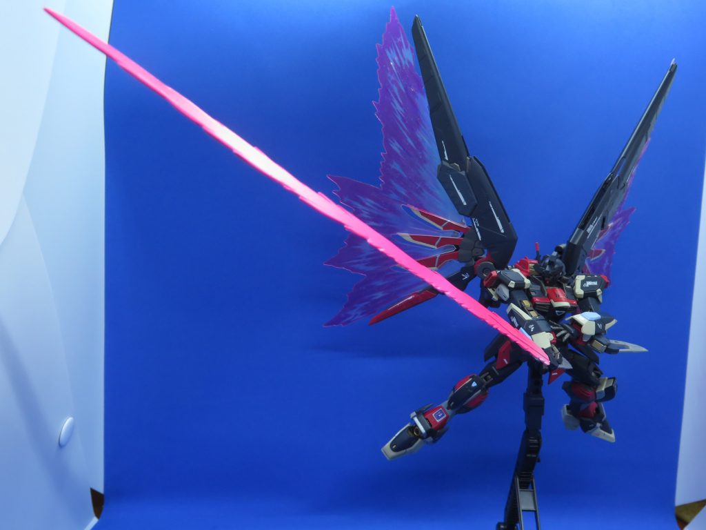 必殺技：シャイニングフラッシュソード感情エネルギーシステムを活用した必殺技、ハイパーデュートリオンエンジンのエネルギーをフラッシュエッジに注ぎ込んで、機体の全長を遥かに超える巨大なビーム刃を形成し、相手を切り裂く。