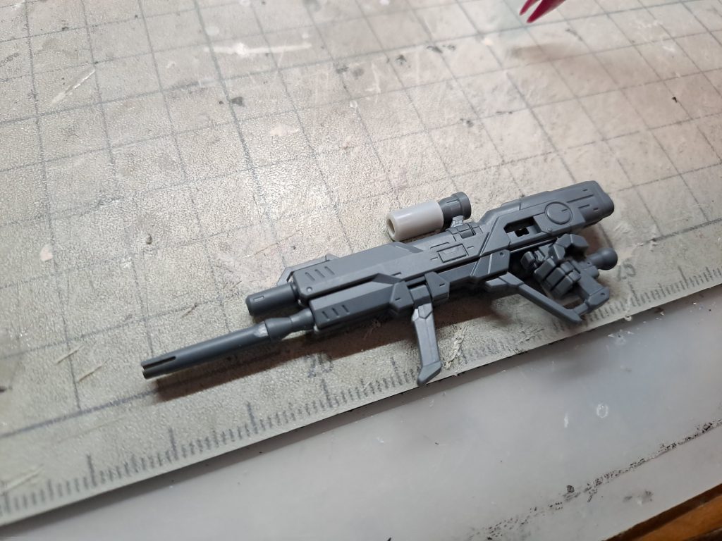 パーツ紛失の為に代わりのライフルスコープや胸部ディテールを自作。