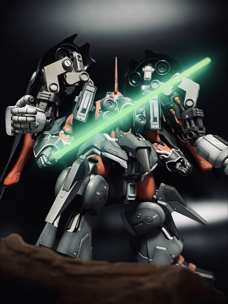 いつもの事ですが、ポーズつけるの凄く怖いです。1/144の割にでかいし。