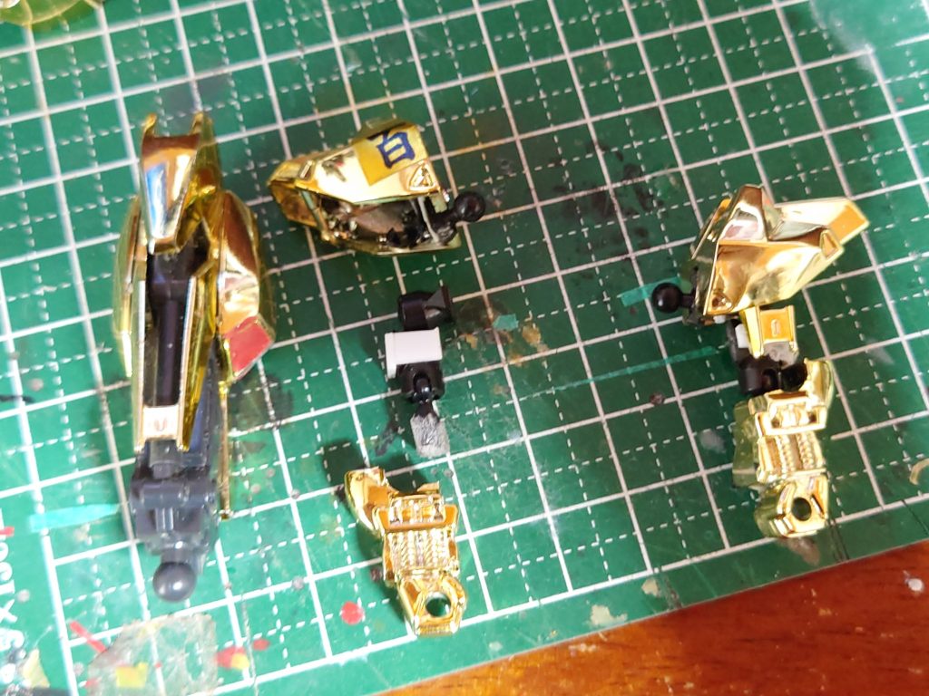 最後に腕です こちらも足と同じようなレゴフレームを制作して仕込んでます。二の腕には足のパーツの一部を切り取って接着剤で接着して外装にしました