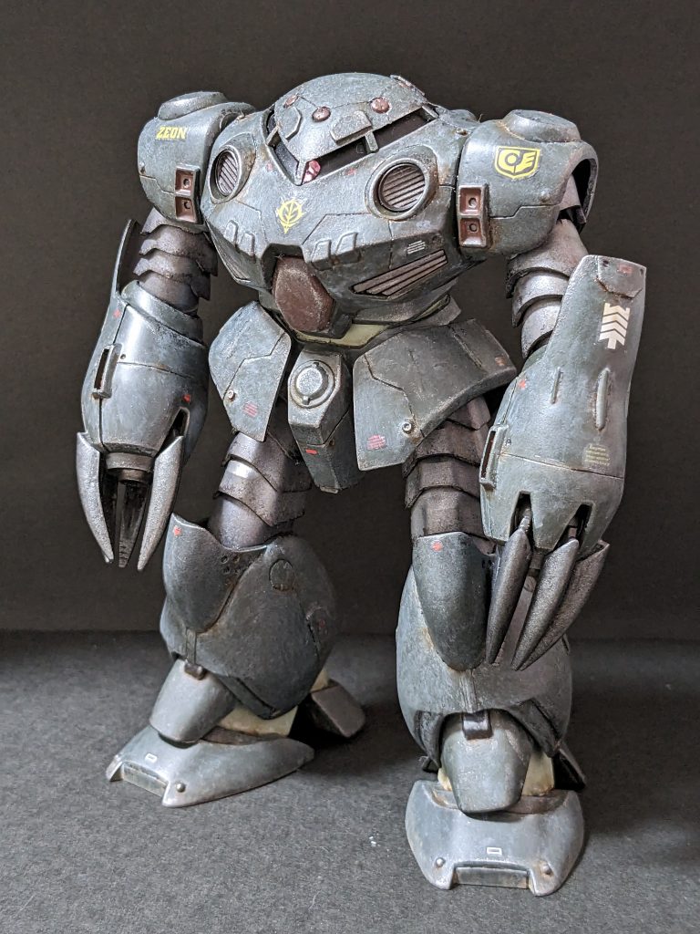 【正面】カラーリングはダークグリーンに変更。水垢表現のためにウェザリングカラー・マルチホワイトで強めにウォッシングした結果、見た目はかなり薄い色になりました。