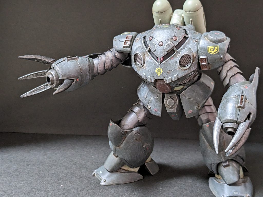 クロー展開。ジェットパックはハイゴックと同じく本体と馴染む色に。