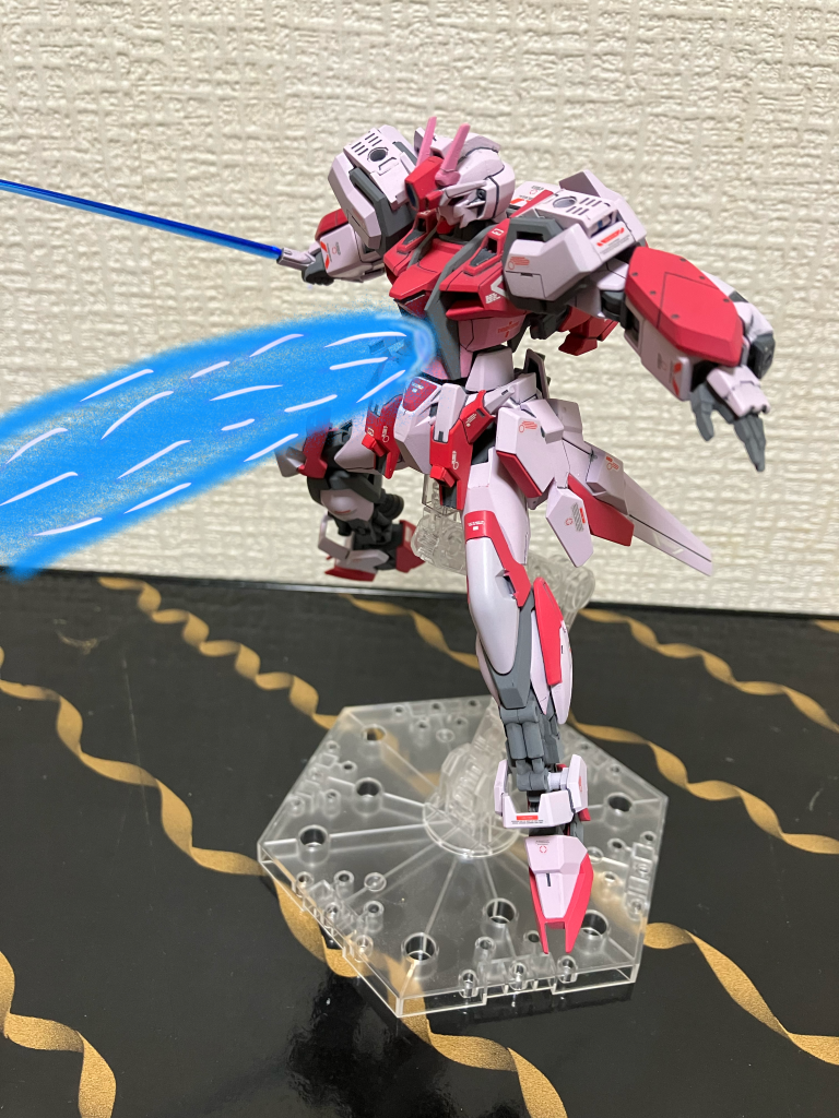 PhaSeハイメガキャノン「強化改修によって腹部に追加された兵装。 PhaSeドライブ直結式なので威力は抜群、最大出力であればコロニーレーザーの3分の1程の威力になるがその反動でPhaSeドライブがオーバーロードする、一部装甲が融解してしまうPhaSeドライブ稼働時でなければ使用できない機体全体の出力が低下するというデメリットがある」