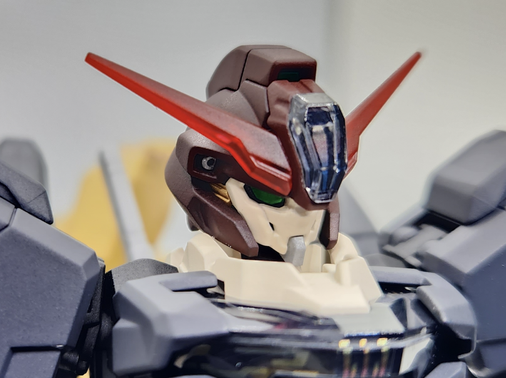 頭部外装は茶色、ブレードアンテナはリボンを模してクリアレッド、バルカンはシルバー、ヒートシンクみたいなところはゴールド、と、色々塗り分けています。