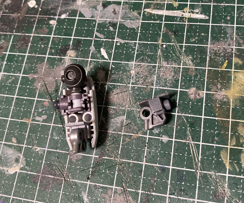 太腿パーツはシュバルゼッテとグシオンリベイクのフレームがジャストフィット。殆ど加工せずにハマります。股関節は腿側の3mmピンをエバーグリーンの4ｍｍプラパイプで太らせました。内径約3mm、外径約4mmなのでこういう時重宝します。