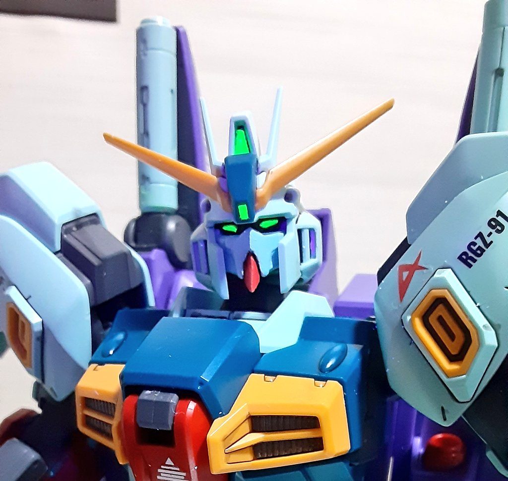 パテでマスクの複製をしてゼータ寄りに改修してます。