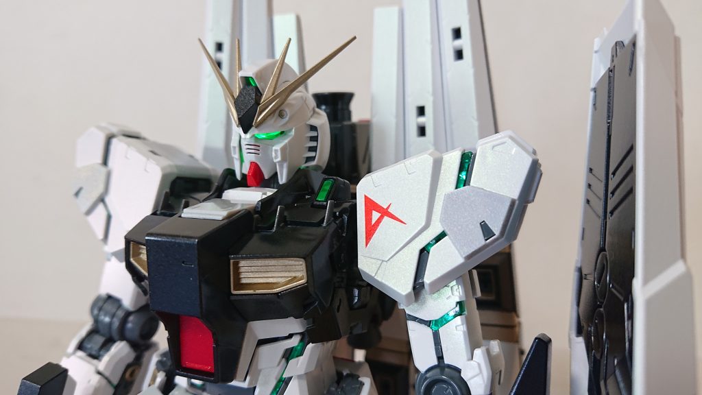 ちょい下側からのLED発光🔆 斜め上からが１番カッコいいんだけどメインカメラが見えないんだよね…f(^^;