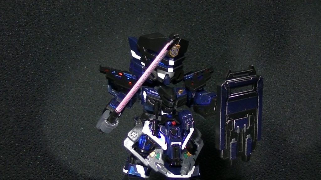 各所のスリット奥のキラキラ電飾感は付属のシールを使うと効果的でした。基本色は隊長と同じですが、隊長のゴールドの差し色部分が隊員ではメタリックブルーになっており、ワントーン押さえられており一般感が強調されています。