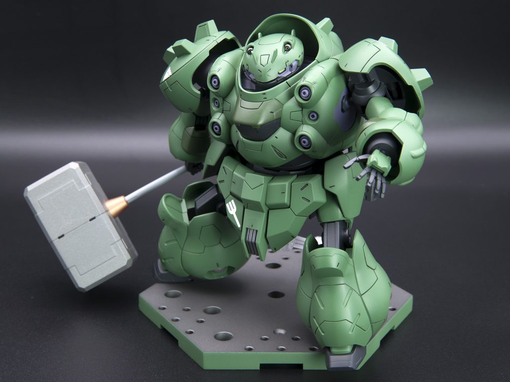 直立させると胴長短足太っちょ体型なのに、少しハンマーを構えさせるだけでこの安定感。