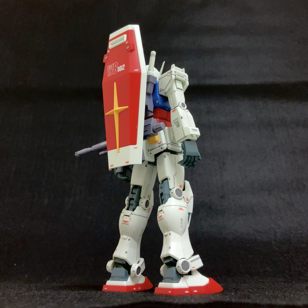 ライフルとシールドを背面に装備。