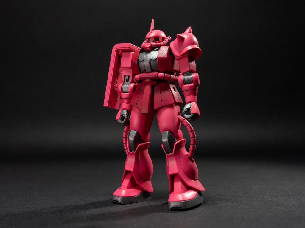 まずは定番の立ち姿から。やっぱりカッコいいですね。特に改造等していませんが、バシッと決まっています。デカールくらいはやっても良かったかも。次に、様々なポーズを取らせて...と思った矢先、問題が