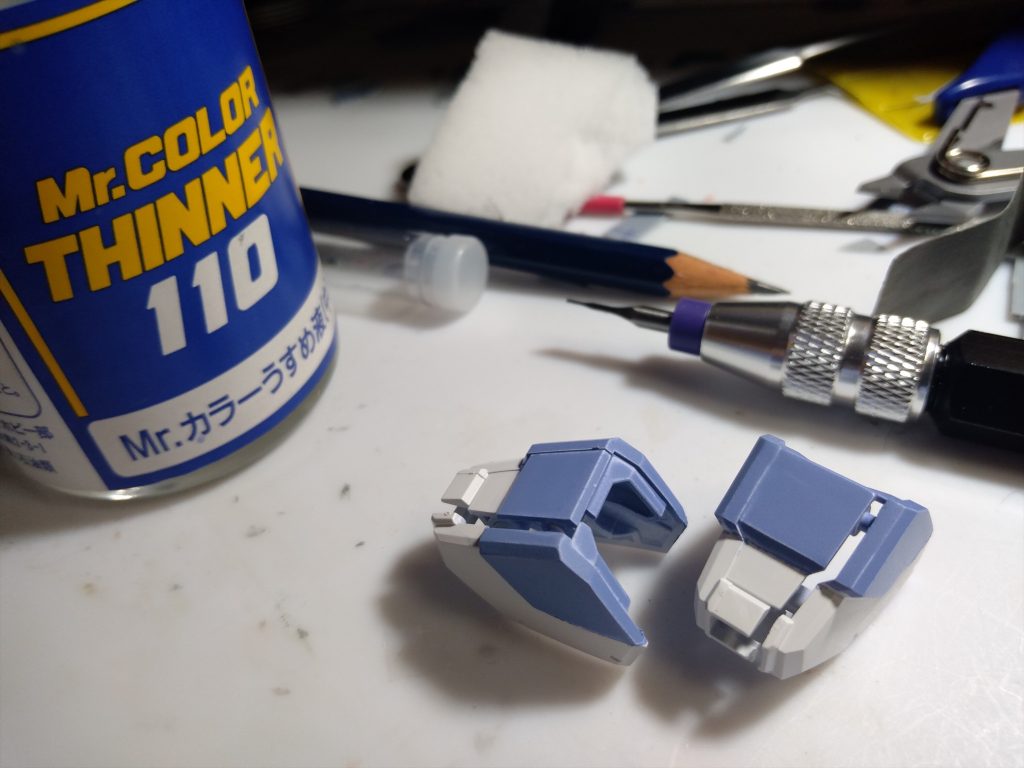 蓋を開けてラッカーの臭いのキツさにえづく。こ、これを近視の僕が顔面近づけて筆で塗る…？