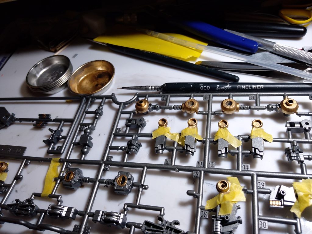 最初は我慢したものの、無理だー！と思ったので色々調べて、エアダスターで希釈した塗料を吹き付ける事の出来るイージーペインターと言うものを購入。ベランダでランナーに吹いて筆で部分塗装。