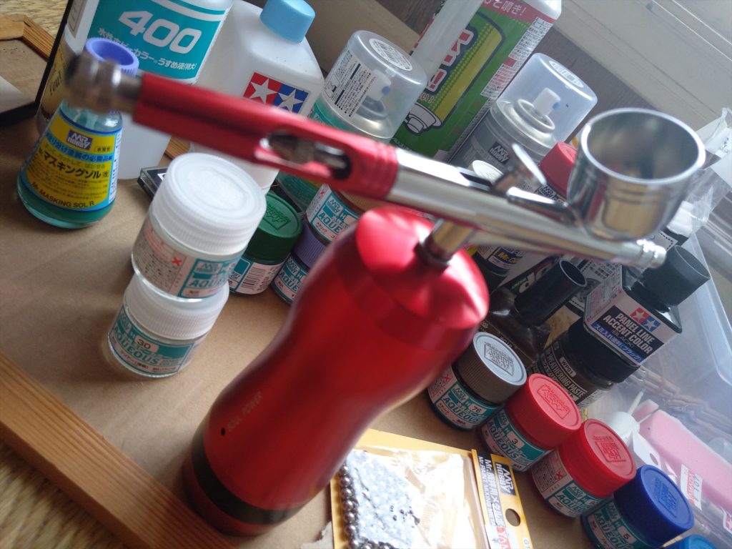 導入したモノ充電式エアブラシ&水性ホビーカラー前回ラッカー筆塗りで頭がクラクラしたので色々調べて水性ホビーカラーに変更。ついでに8000円くらいのエアブラシ購入。なんとなくこの手のモノは3~5万とかするもんだと思って居たら思いほのか安くて、買ってみた。さらば1回しか使ってないイージーペインター。すごい勢いで塗料が消えていったけど、たぶん便利だったよ。